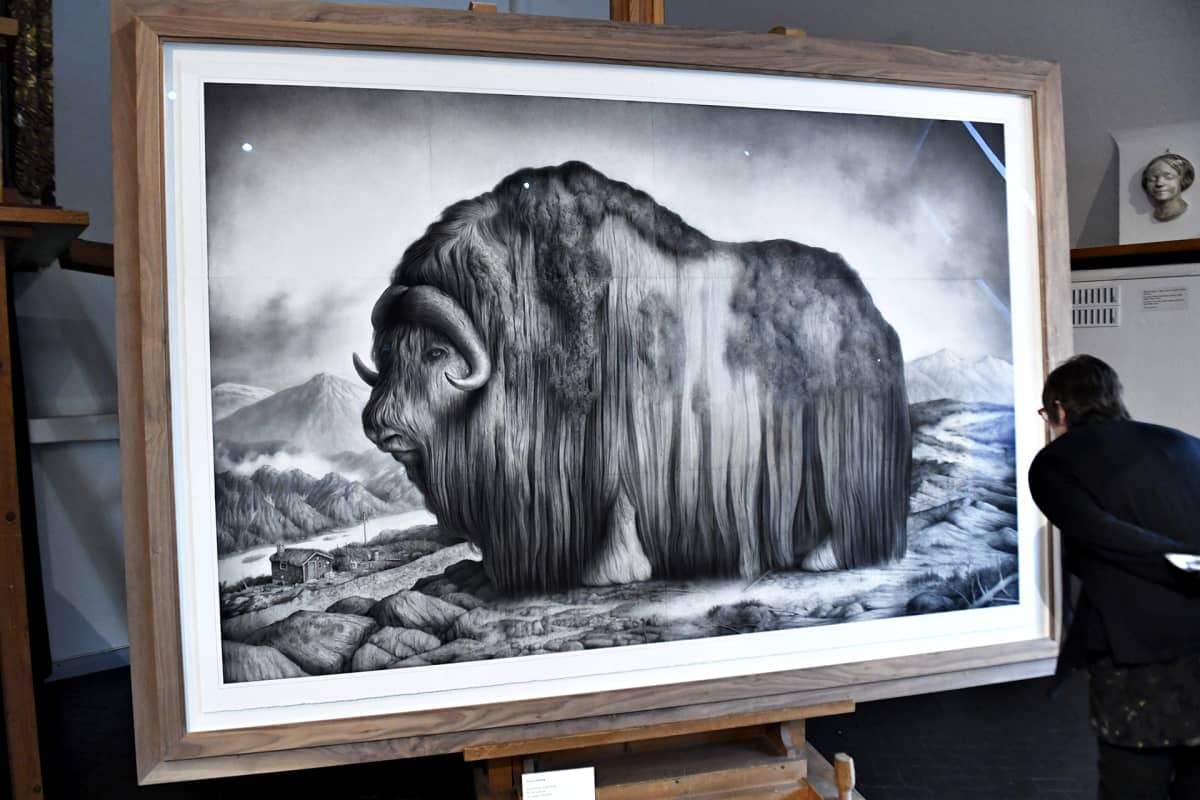 Nainen katsoo norjalaisen taiteilija Sverre Mallingin työtä Nordic Noir -näyttelyn lehdistötilaisuudessa Gallen-Kallelan museossa Espoossa 7. helmikuuta 2020.