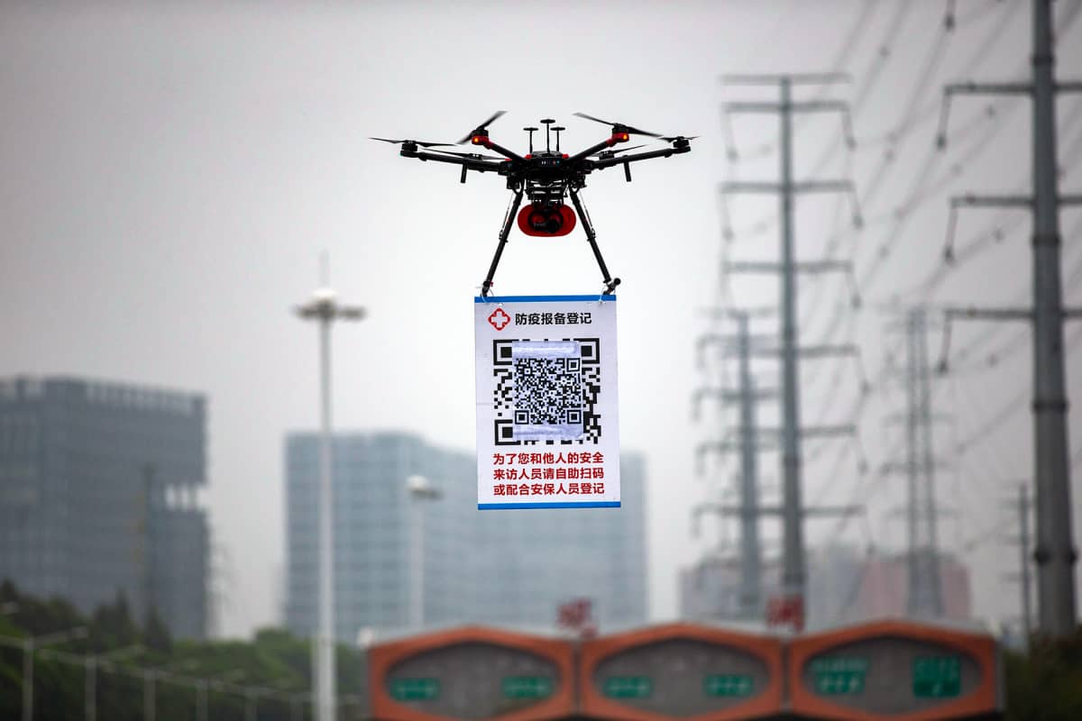 Drooni joka kuljettaa QR-koodia Shenzhenissä 11. helmikuuta 2020.