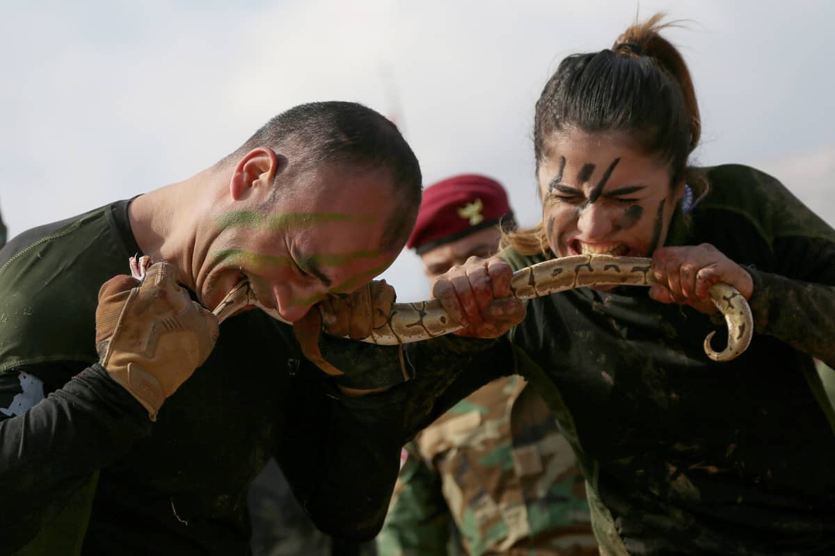 Peshmerga-taistelijat osoittavat taitojaan valmistujaisjuhlissa Irakissa.