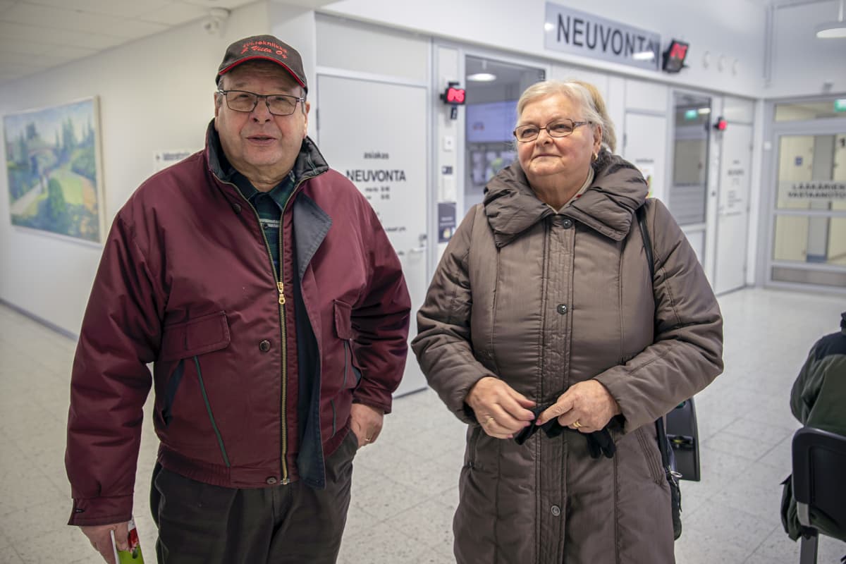 Kauko ja Anna-Liisa Jaskari lähdössä Lapuan terveyskeskuksesta.