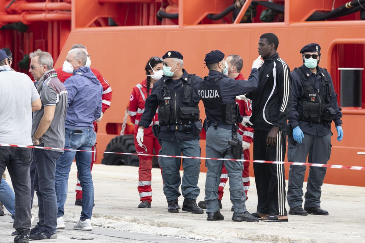 Mereltä pelastettuja siirtolaisia Pozzalossa Sisiliassa tammikuussa.