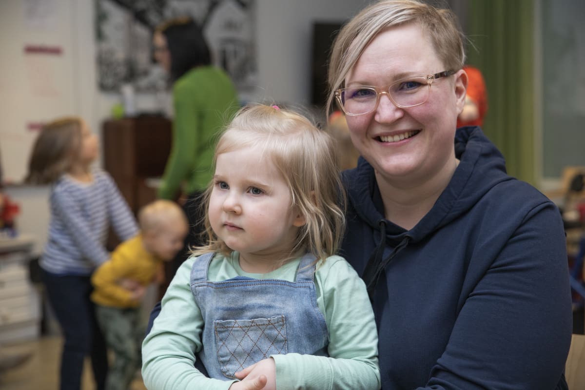 Anniina Mustonen käy muskarissa yhdessä kolmevuotiaan Eevi-tyttären kanssa.