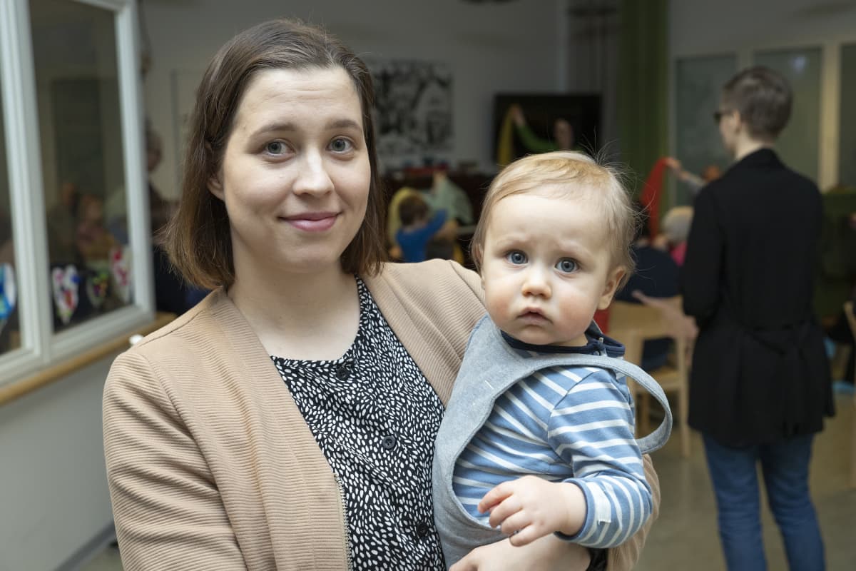 Heidi Juslén käy muskarissa Kuopiosta käsin. Sylissä poika Olavi.