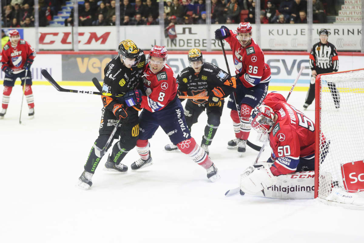 KooKoon Kyle Platzer (vas) ja Trevor Mingoia ja HIFK:n Ville Varakas, Joonas Järvinen ja Frans Tuohimaa (oik)