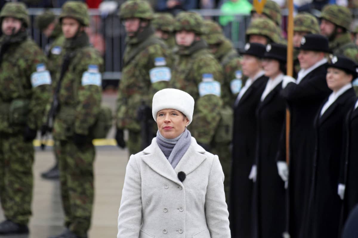 Kersti Kaljulaid sotilasparaatissa 2018.