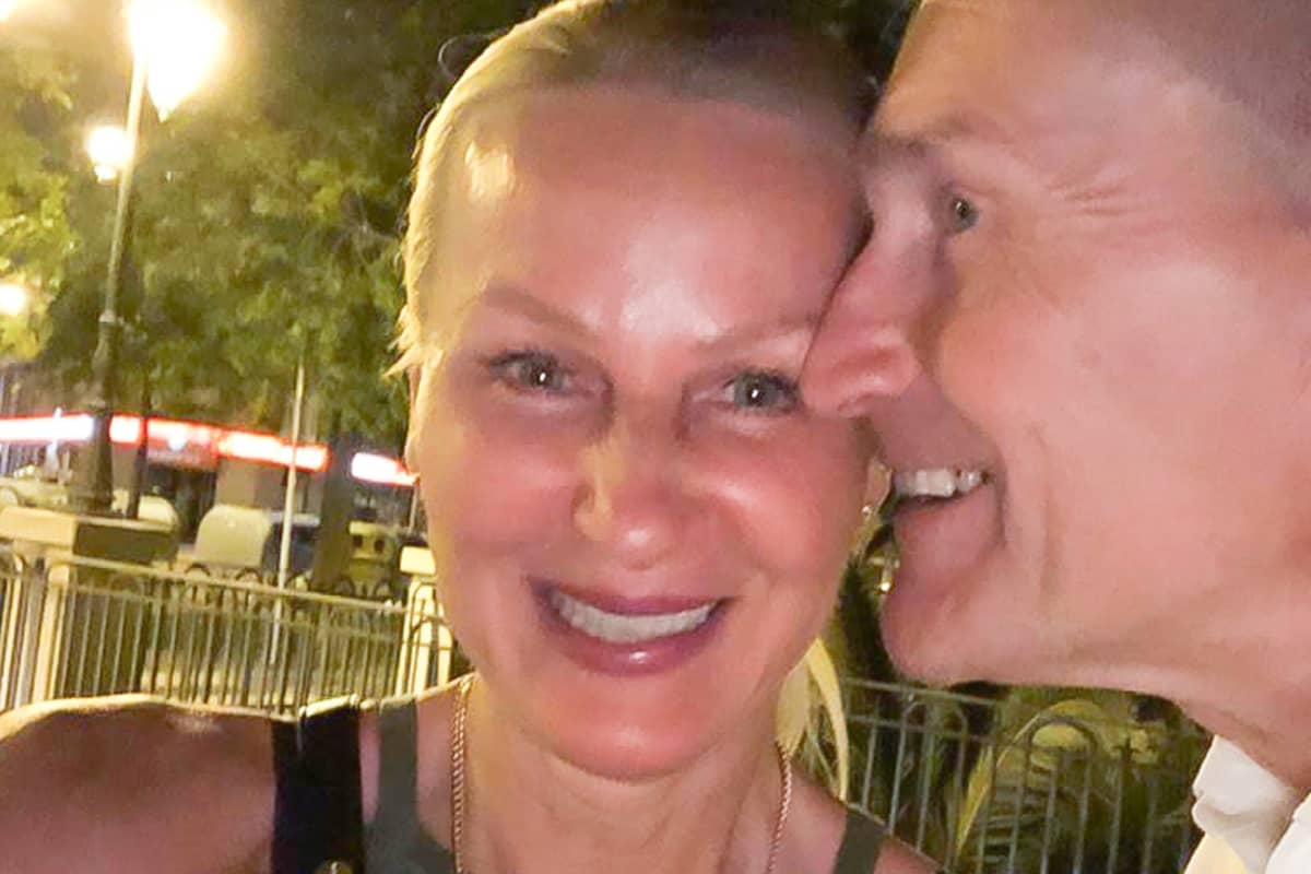 Lena Lena Smeds-Furu ja Peter Furu Pietarsaaresta lomailevat hotellissa, joka eristettiin korona-karanteenin takia.