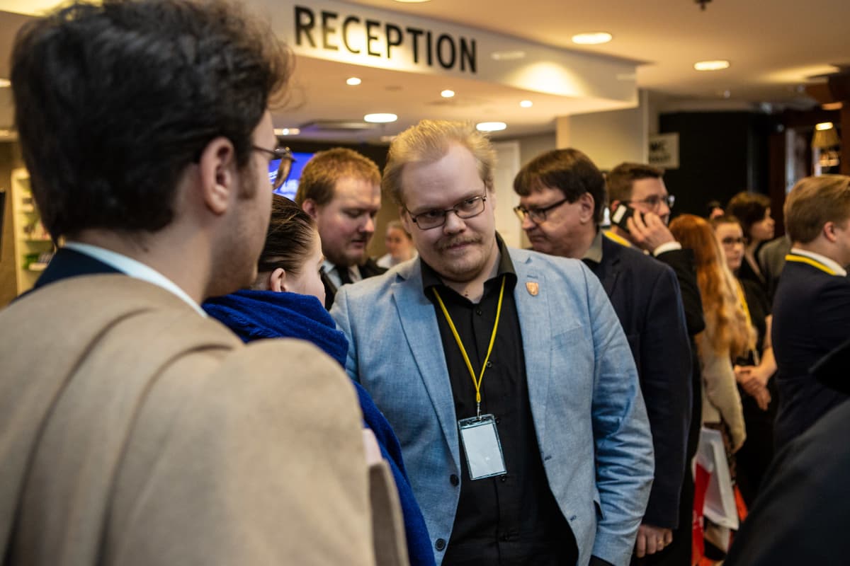 Fasismipuheellaan kohun nostattanut Toni Jalonen oli myös paikalla PS-nuorten kokouksessa.