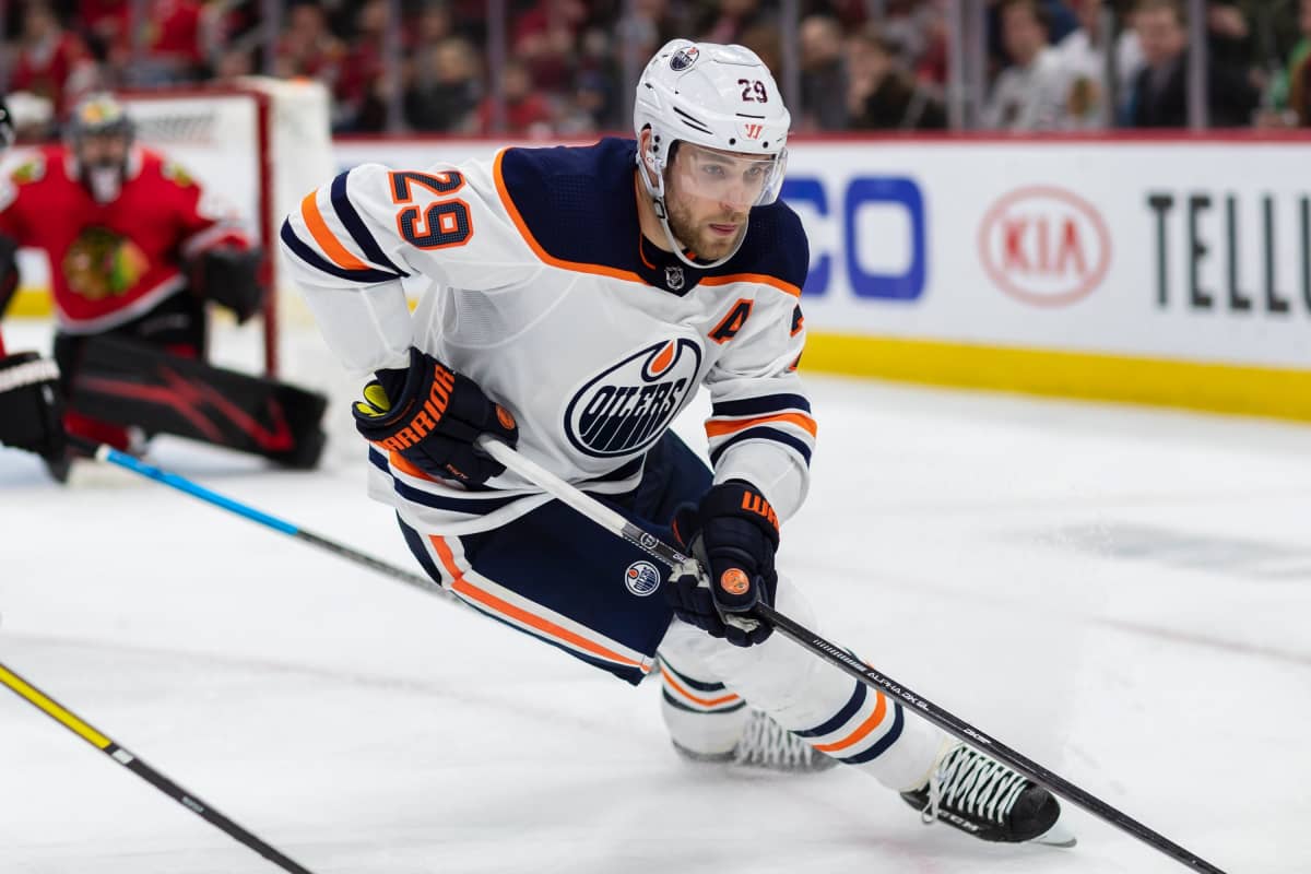 Leon Draisaitl luistelee kierkon kanssa.