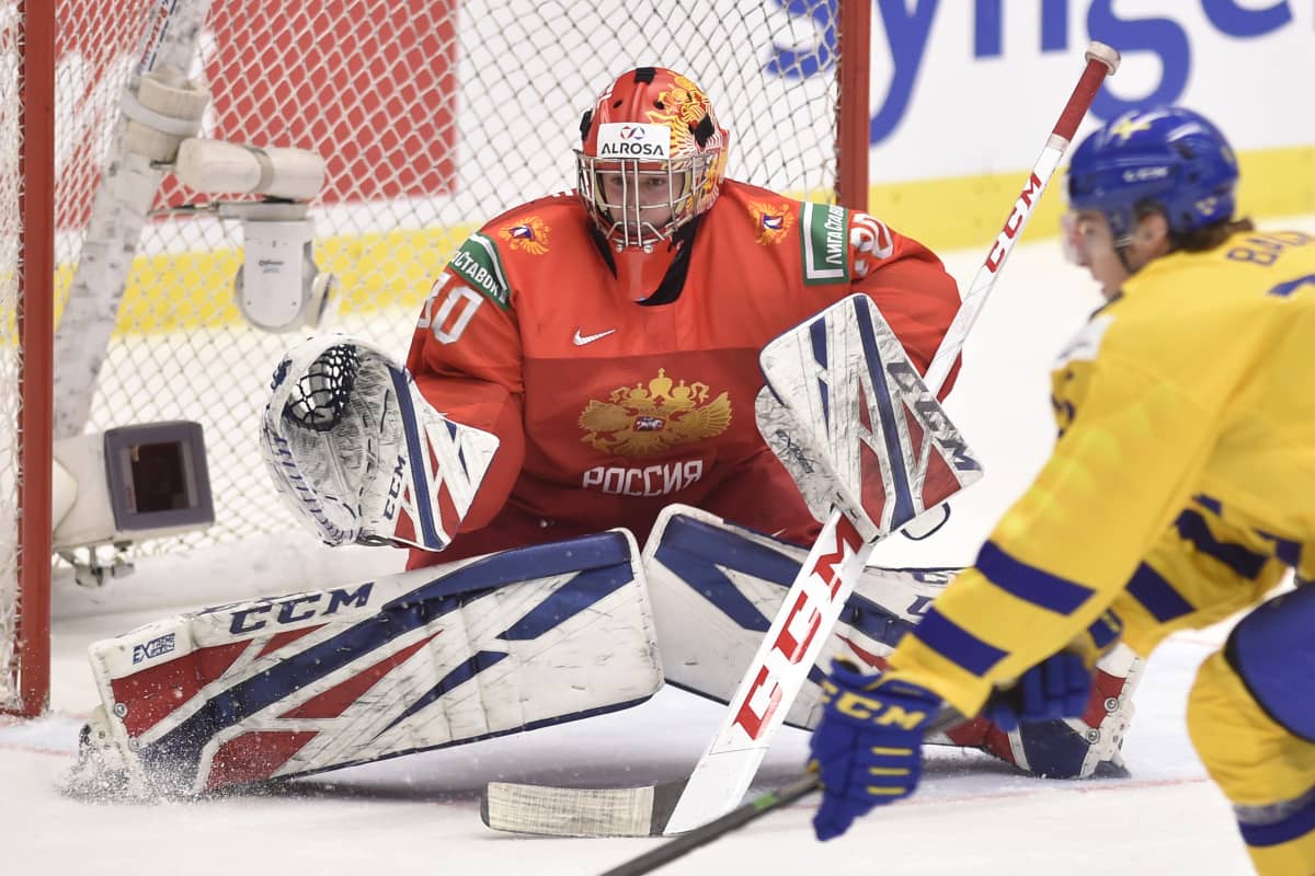 Jaroslav Askarov torjuu Venäjän maalilla nuorten MM-kisoissa 2020.