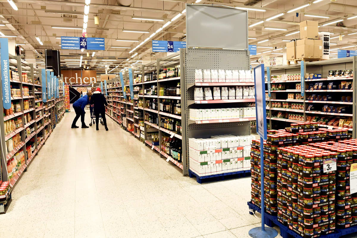 Ostoksilla kauppakeskus Jumbon K-citymarketissa Vantaalla 21. maaliskuuta.