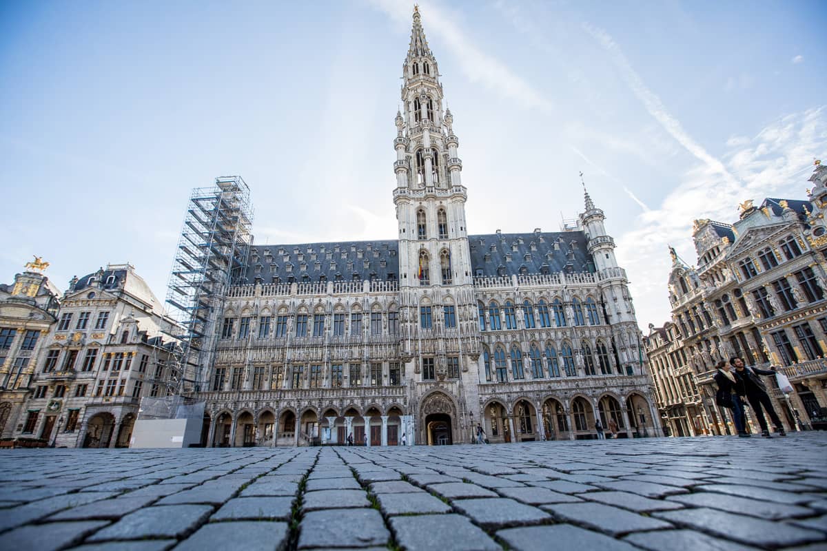 Brysselin Grand Place -aukio tyhjänä ihmisistä.