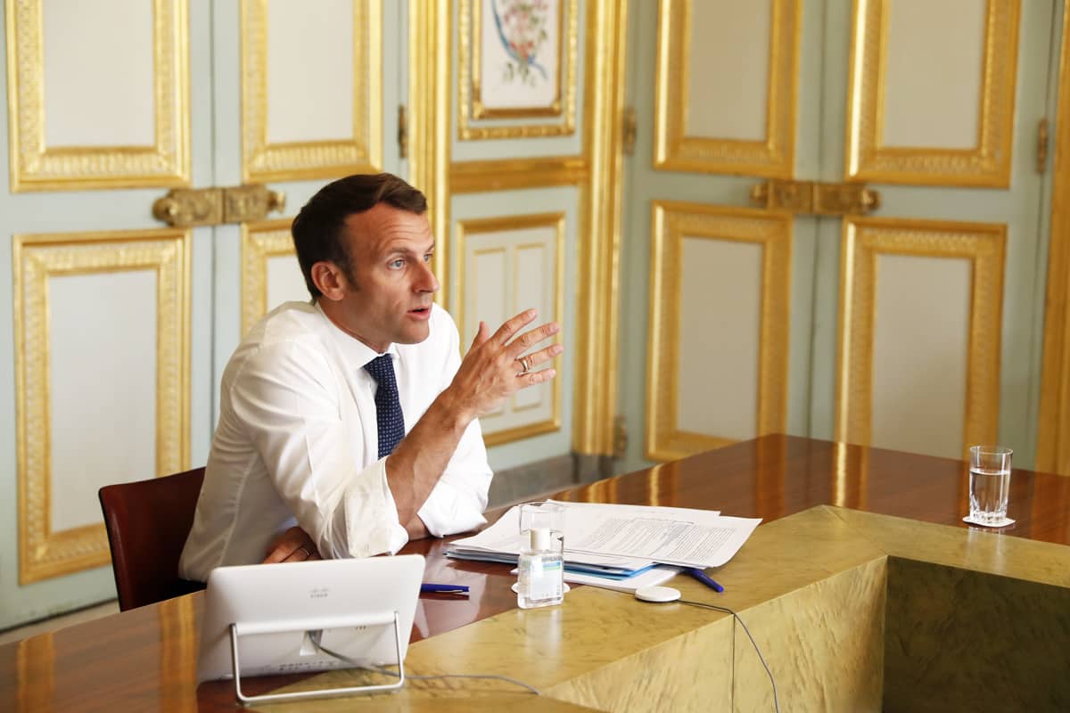 Presidentti Emmanuel Macron videoneuvottelussa Elysee-palatsissa 16.4.