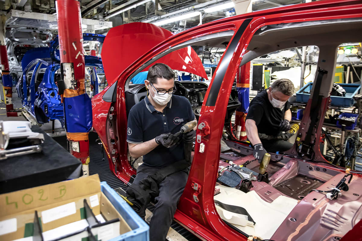 Toyotan tehtaalla Onnaingissa, Ranskassa työntekijät pukeutuneena kasvomaskeihin.