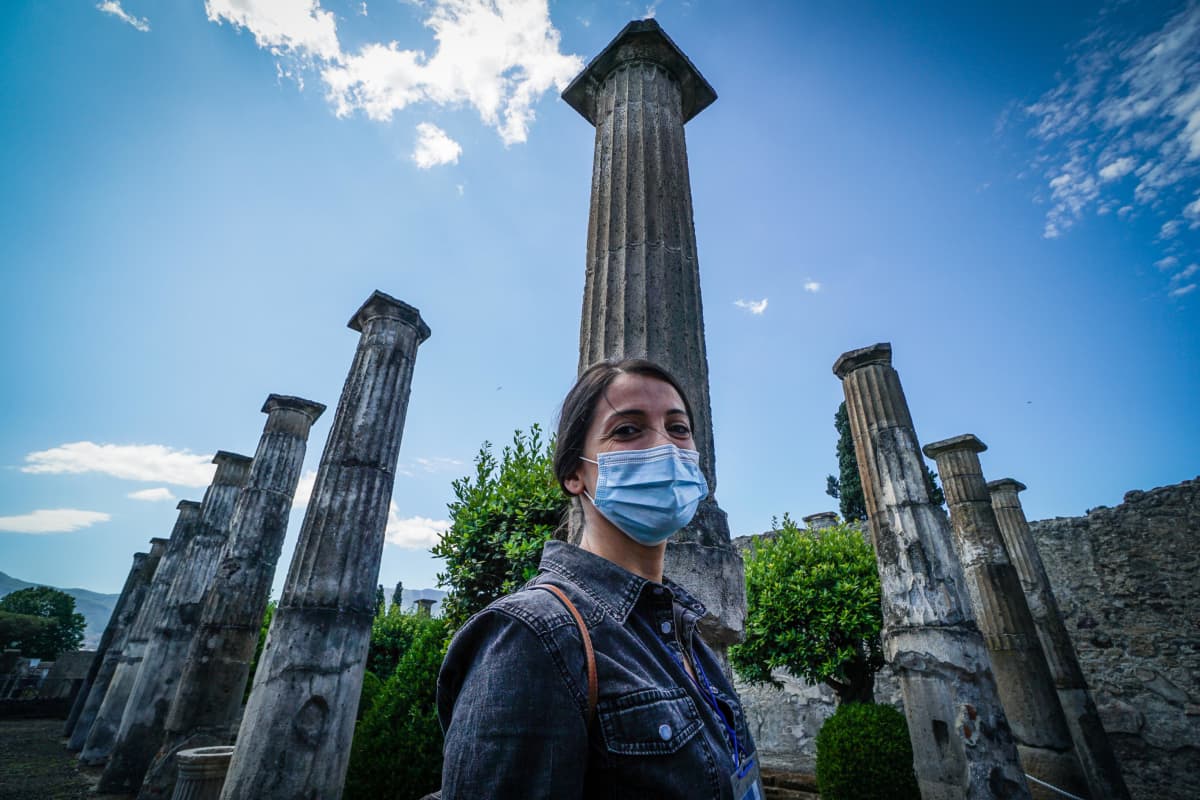 Nainen Pompeijin raunioilla Italiassa