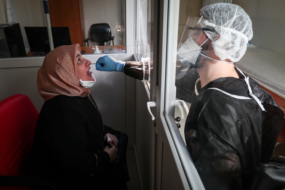 Naiselta otettiin koronatesti istanbulilaisessa sairaalassa Turkissa.