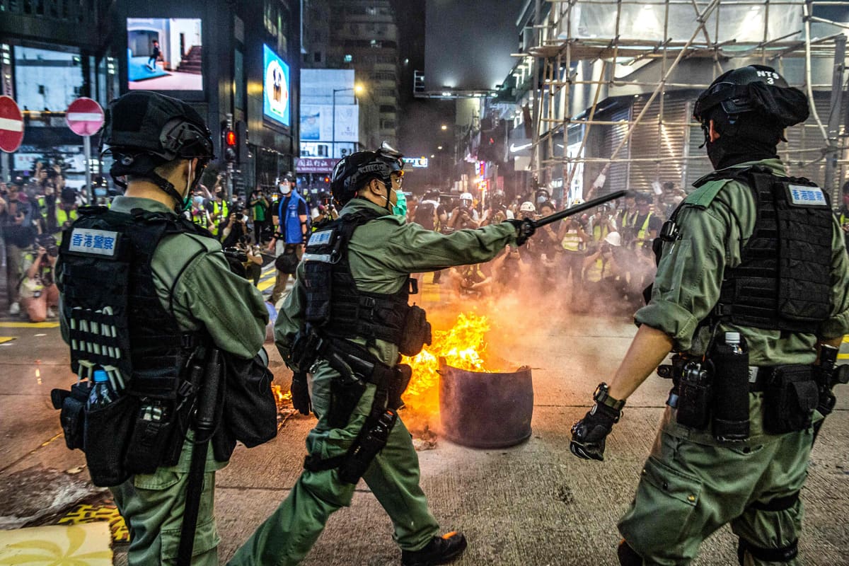 Poliiseja ja mielenosoittajia Hongkongissa.