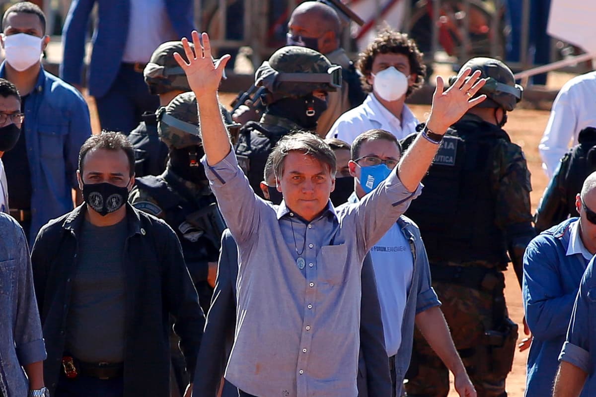 Presidentti Jair Bolsonaro tervehtii kannattajiaan.