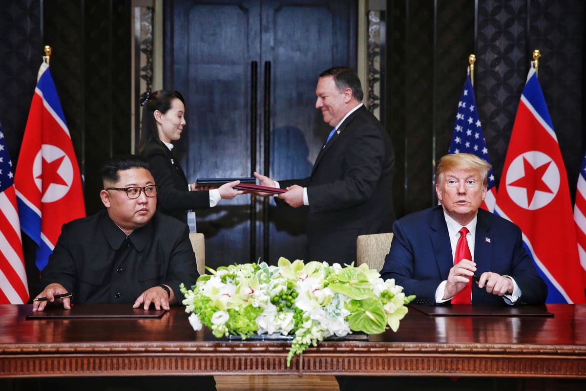 Kim Jong-un ja Donald Trump allekirjoittivat kesäkuussa 2018 Singaporessa sopimukset, jotka Mike Pompeo ja Kim Yo Jong ojentavat toisilleen.