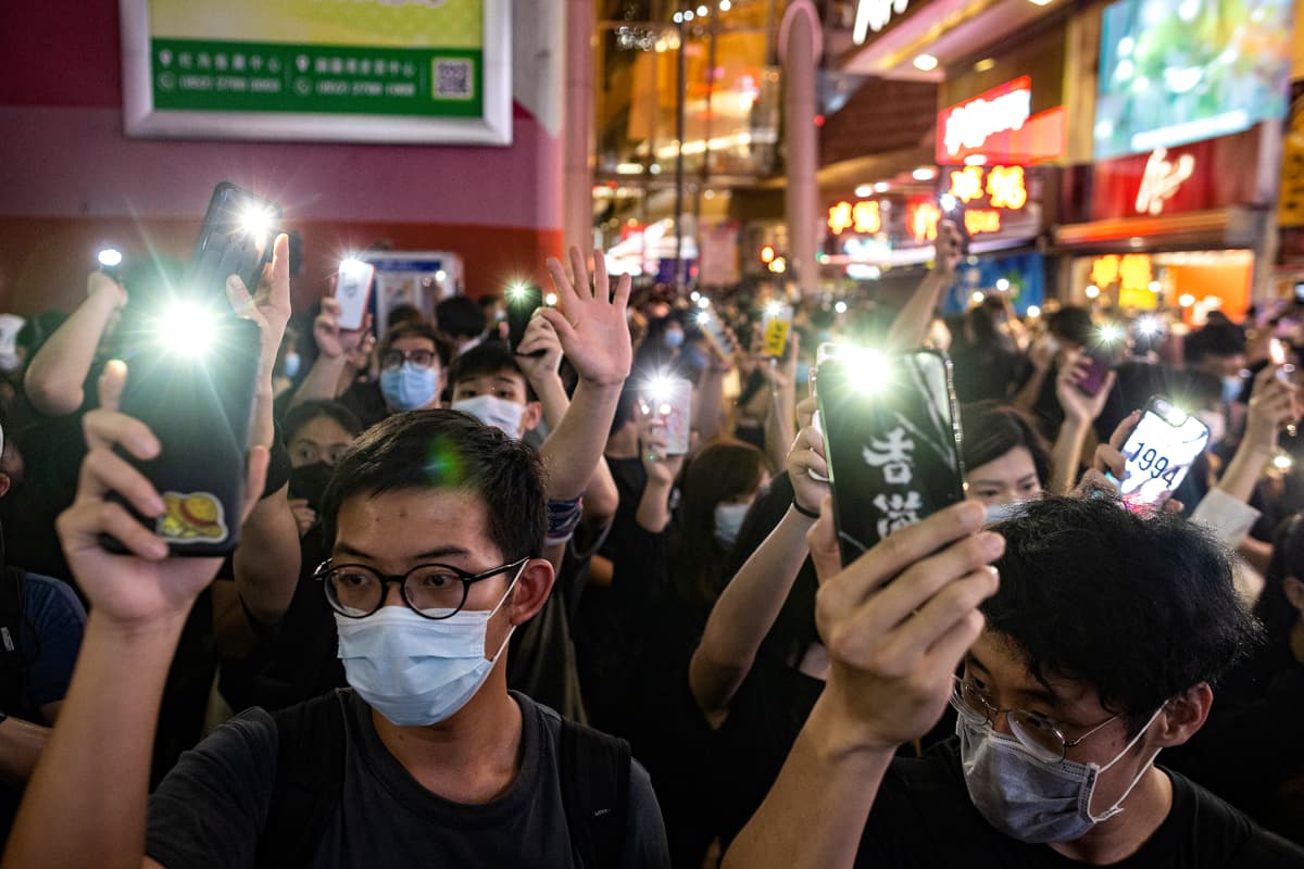 Demokratiaa kannattavia aktivisteja mielenosoituksessa Hongkongissa 12. kesäkuuta.