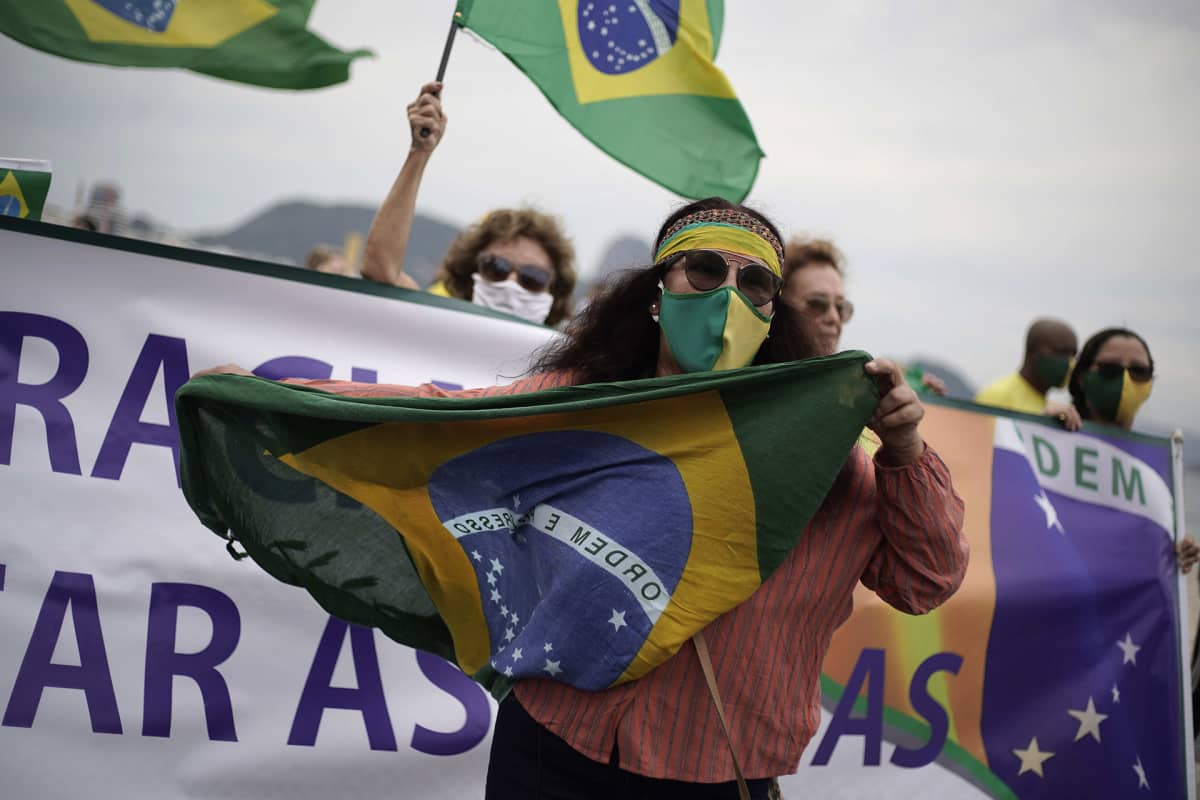 Presidentti Jair Bolsonaron kannattajia mielenosoituksessa.