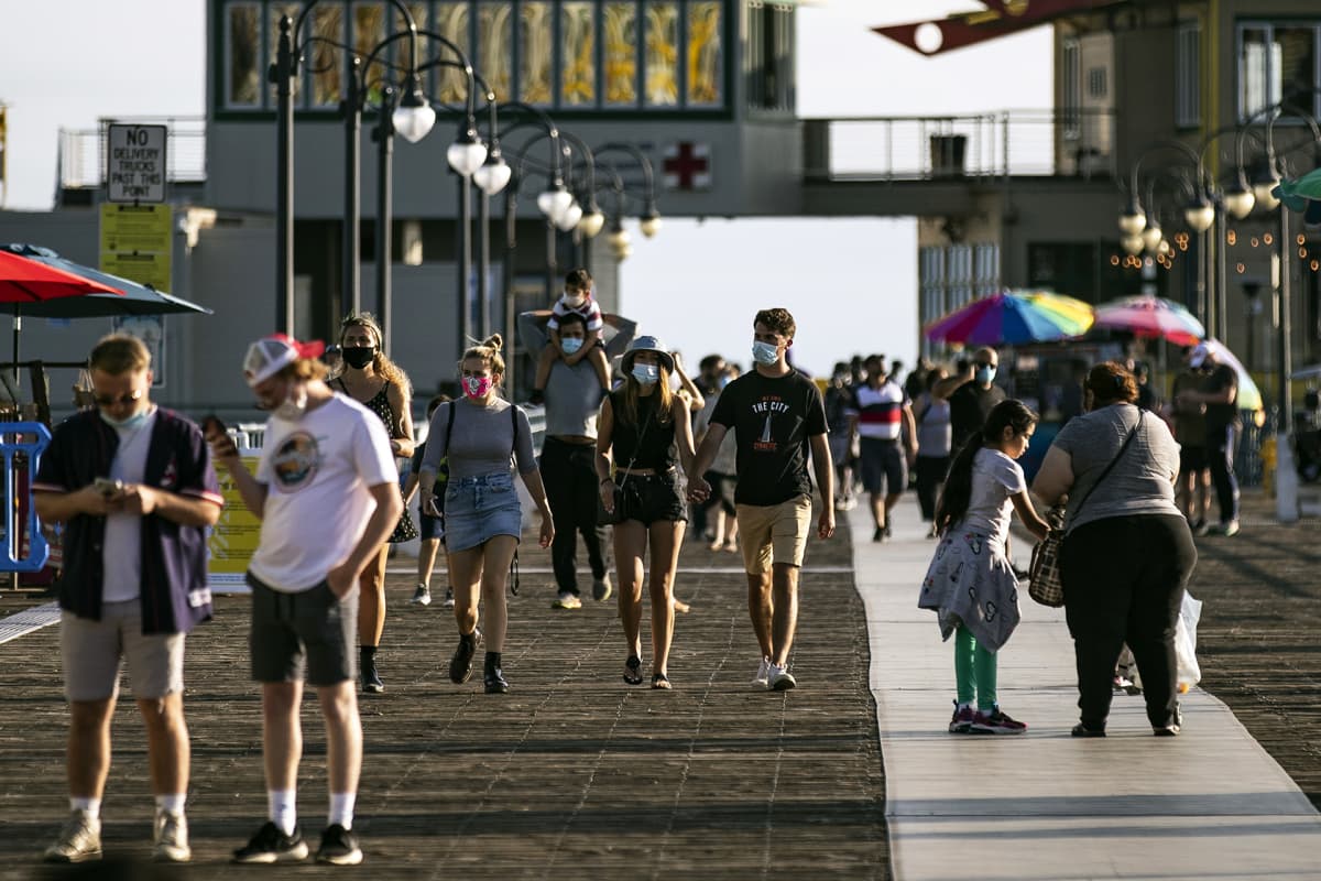 Ihmisiä Santa Monica Pierillä Kaliforniassa rajoitusten purkamisen jälkeen.