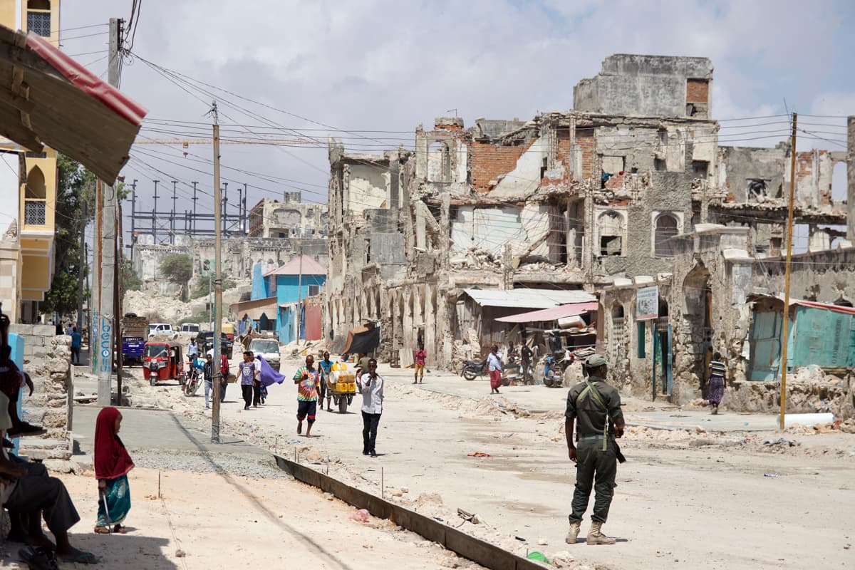 Somalian sisällissodan jäljet näkyvät edelleen kaupungissa. Rannalla sijaitsevat rakennukset ovat raunioina.