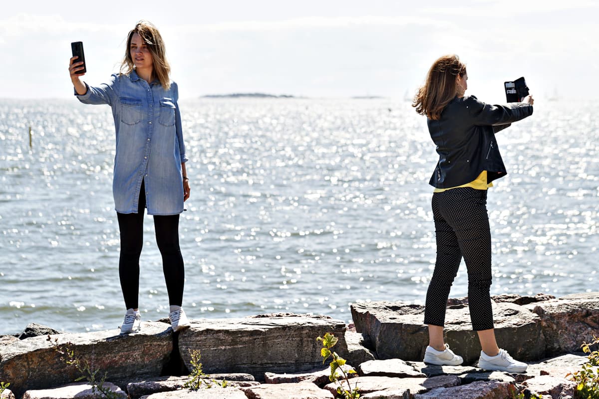Ihmiset nauttivat kesäisestä sunnuntaista Eiranrannassa Helsingissä 12. heinäkuuta 2020.