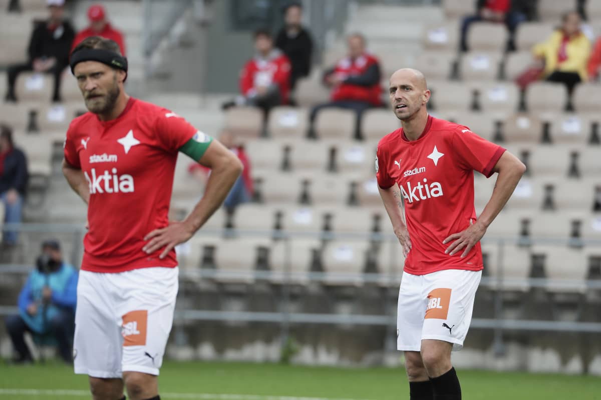 HIFK:n Sakari Mattila (oik) ja Hannu Patronen jalkapallon Veikkausliigan ottelussa HIFK vs KUPS Helsingissä.
