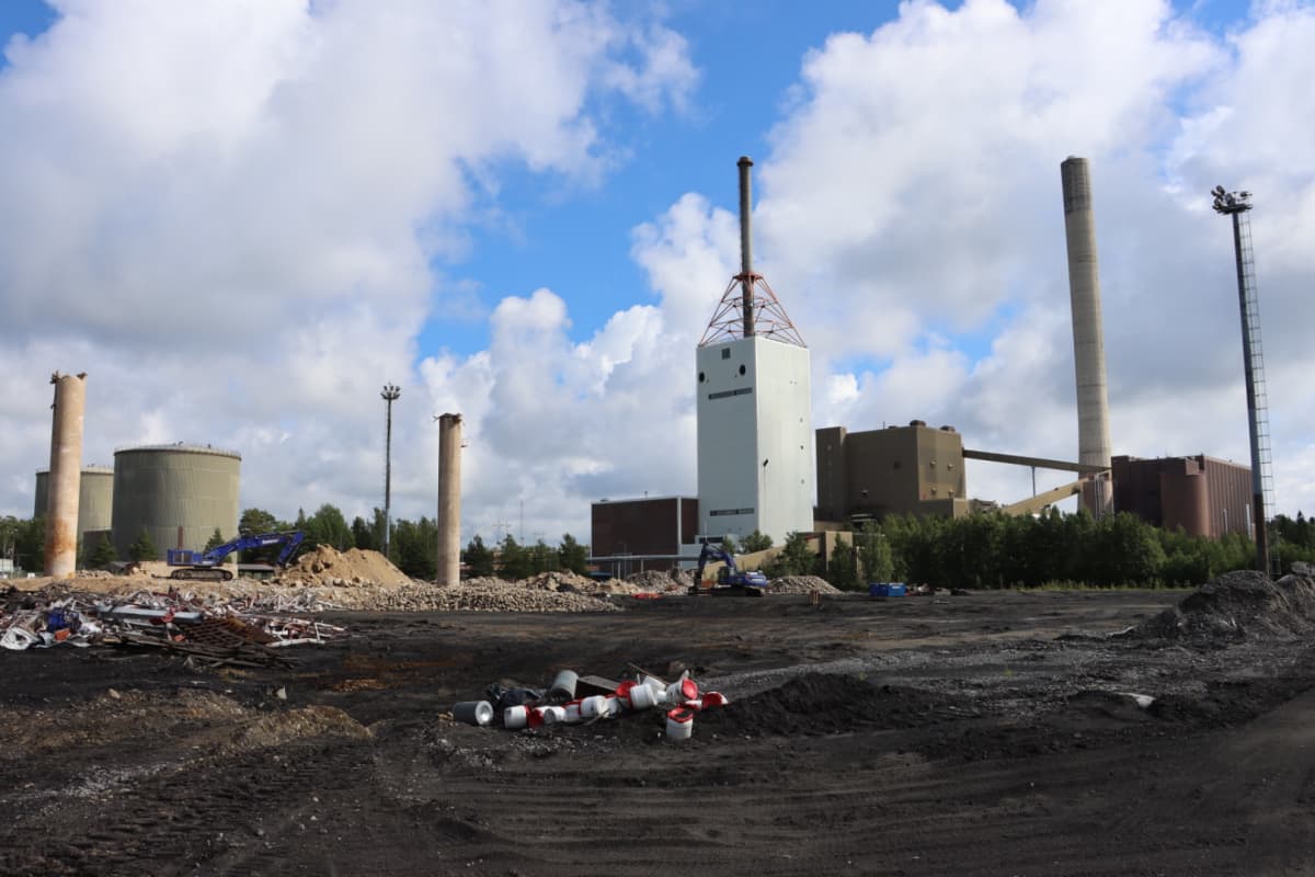 Hiilivoimalaitoksen tonttia puretaan Kristiinankaupungissa.