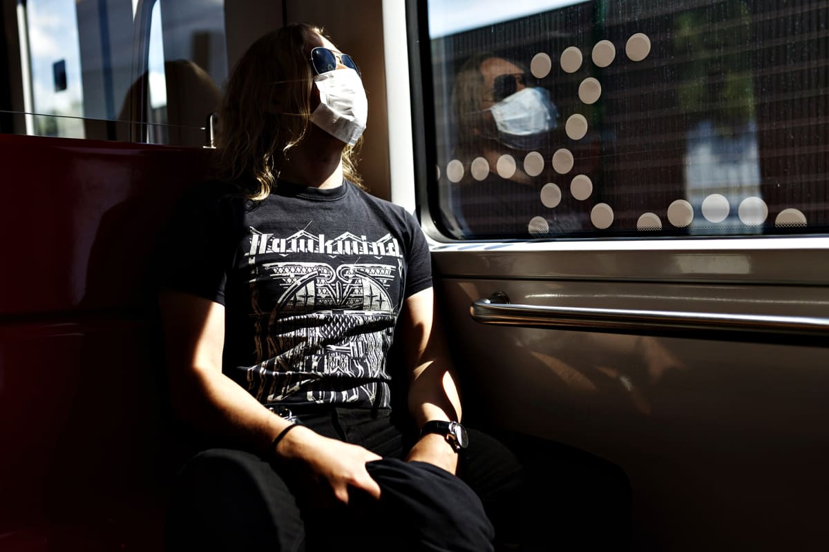 Kasvomaskia käyttävä matkustaja metrossa Helsingissä 10. kesäkuuta 2020.