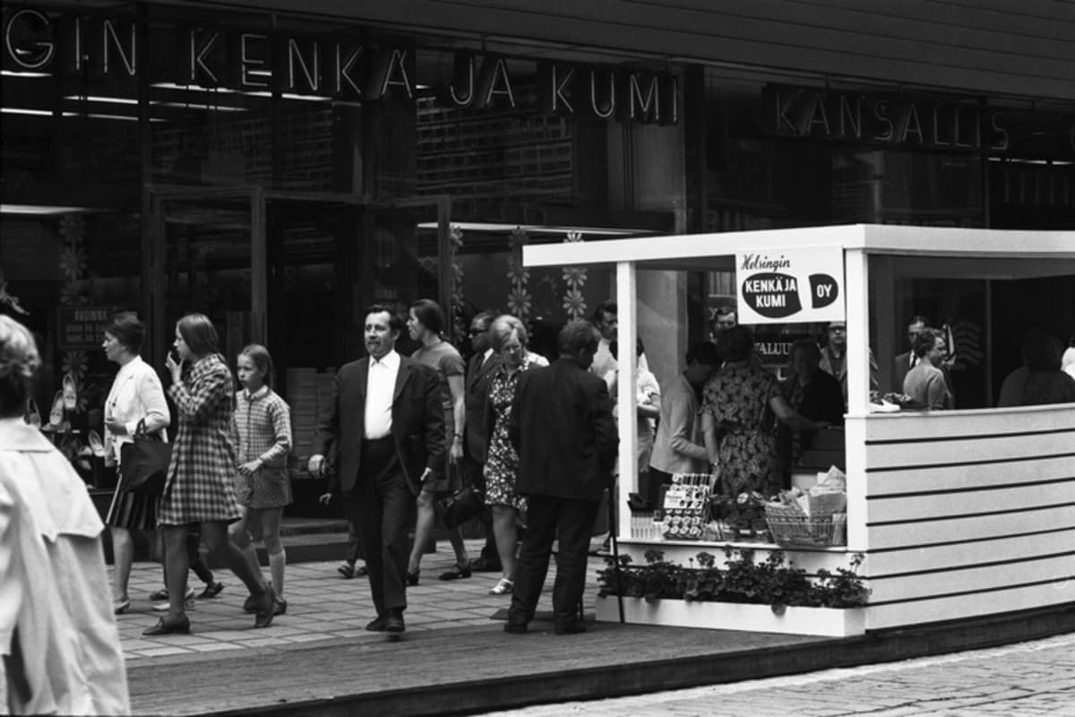 Katukauppaa Helsingin Kenkä- ja kumi Oy:n liikkeen edustalla Aleksanterinkadulla kävelykatukokeilun avajaispäivänä 12.6.1970