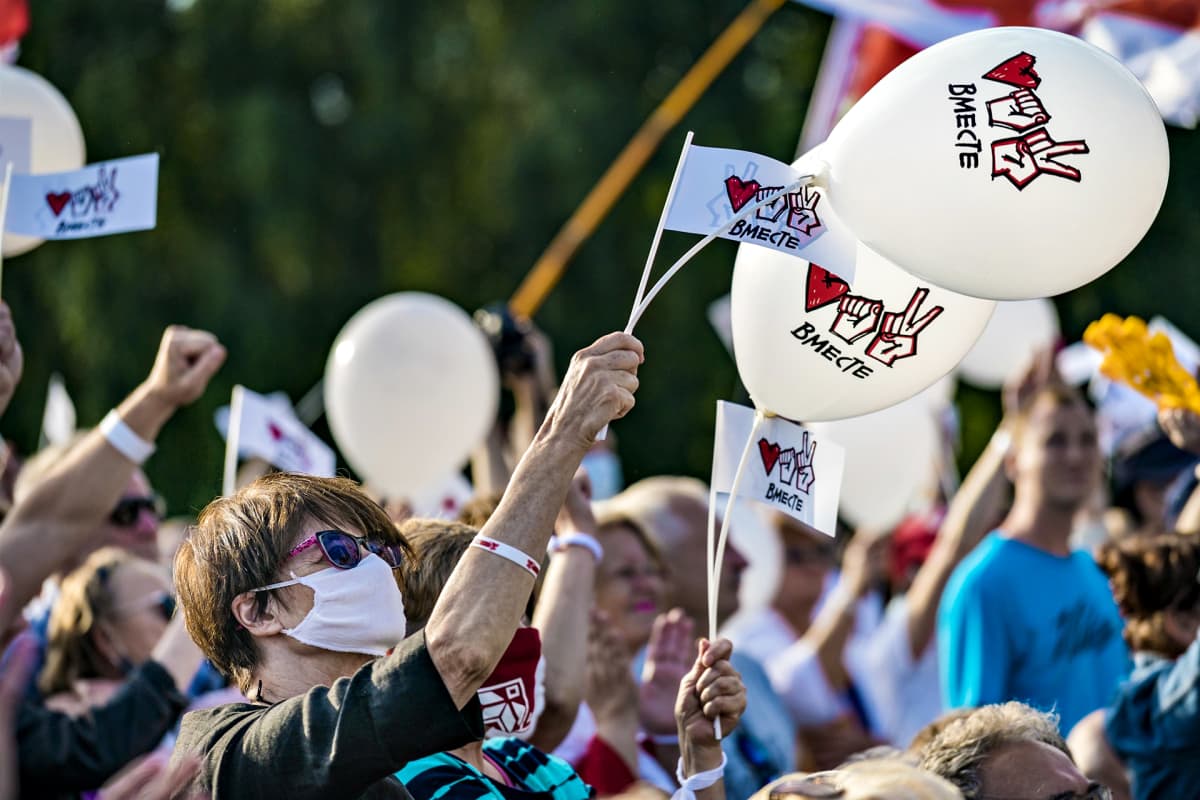Kuvassa ilmapallo, jossa opposition tunnus: sydän, nyrkki ja voitonmerkki.