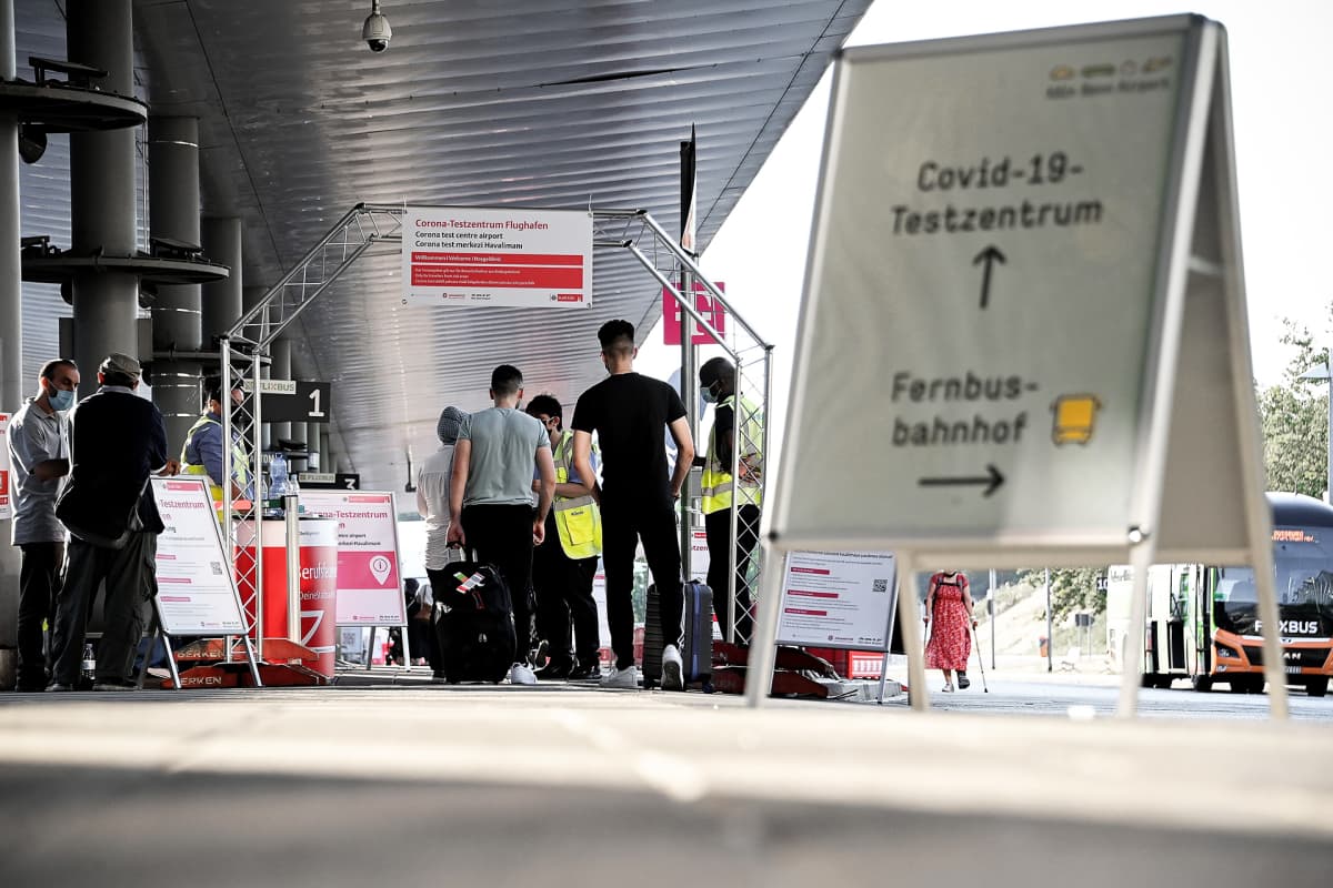 Koronatestausasema Köln-Binnin lentoasemalla.