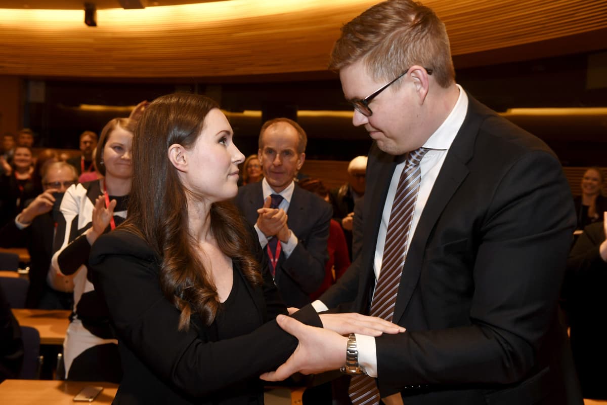 SDP:n pääministeriehdokkaaksi valittu Sanna Marin saa onnittelut vastaehdokkaalta Antti Lindtmanilta SDP:n puoluevaltuuston kokouksessa Helsingissä 8. joulukuuta 2019.
