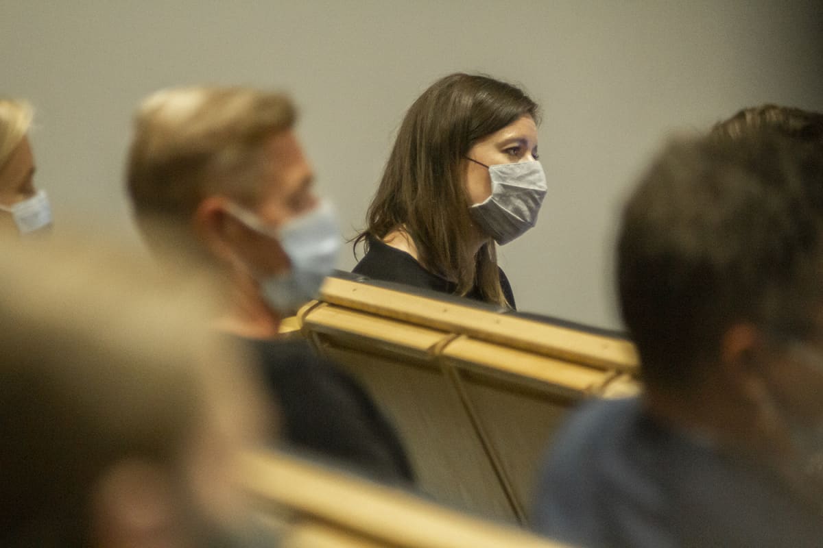 Kokoomuksen puoluejohdon kokouksessa pidettiin maskeja