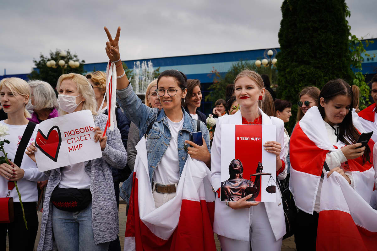Tuhannet ihmiset kokoontuivat Valko-Venäjän pääkaupunkiin Minskiin lauantaina vaatimaan presidentti Lukašenkan eroa.