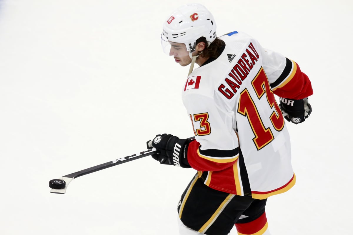 Calgaryn Johnny Gaudreau pitää kiekkoa lapansa päällä.