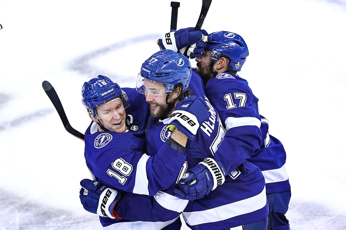 Victor Hedman, Ondrej Palat ja Alex Killorn juhlivat Tampa Bayn voittomaalia.