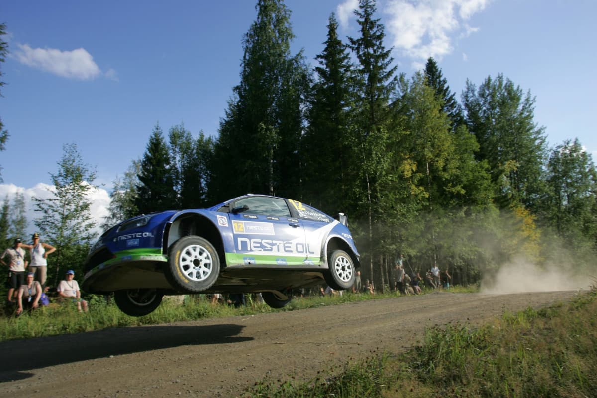 Juha Kankkunen ajoi Fordilla Jyväskylässä vuonna 2010.