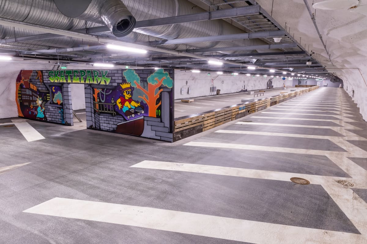 Skeittiparkki kauppakeskus REDIn parkkihallissa.