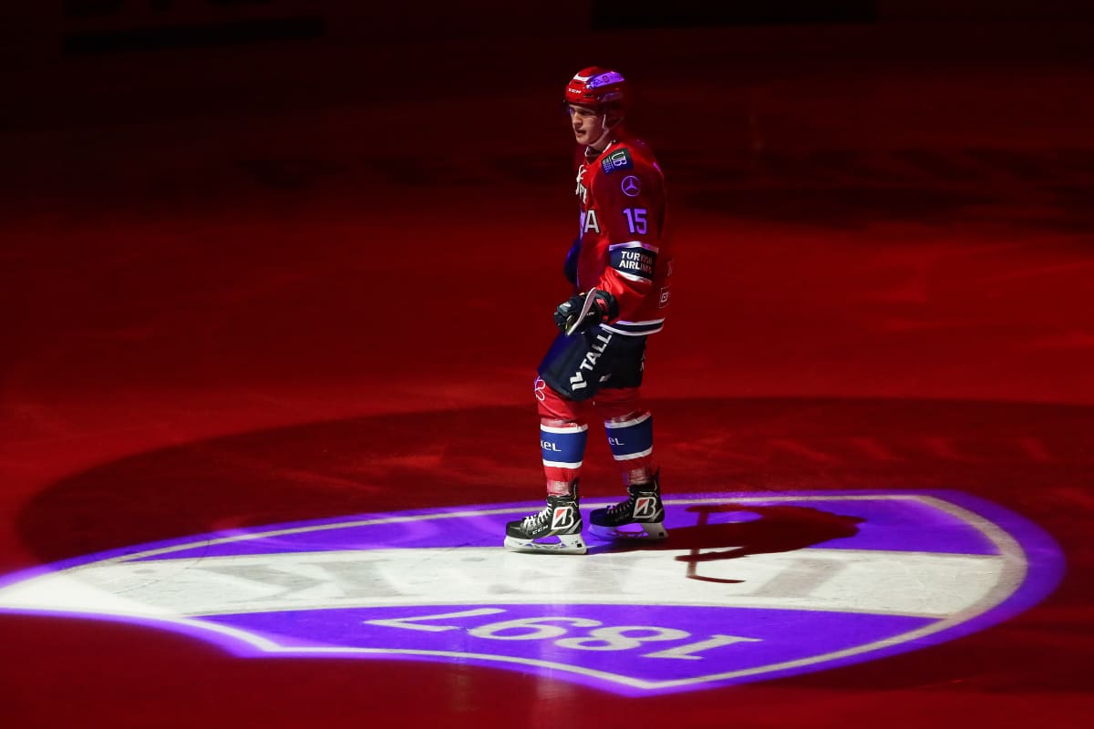 Anton Lundell jäällä ennen ottelun alkua.