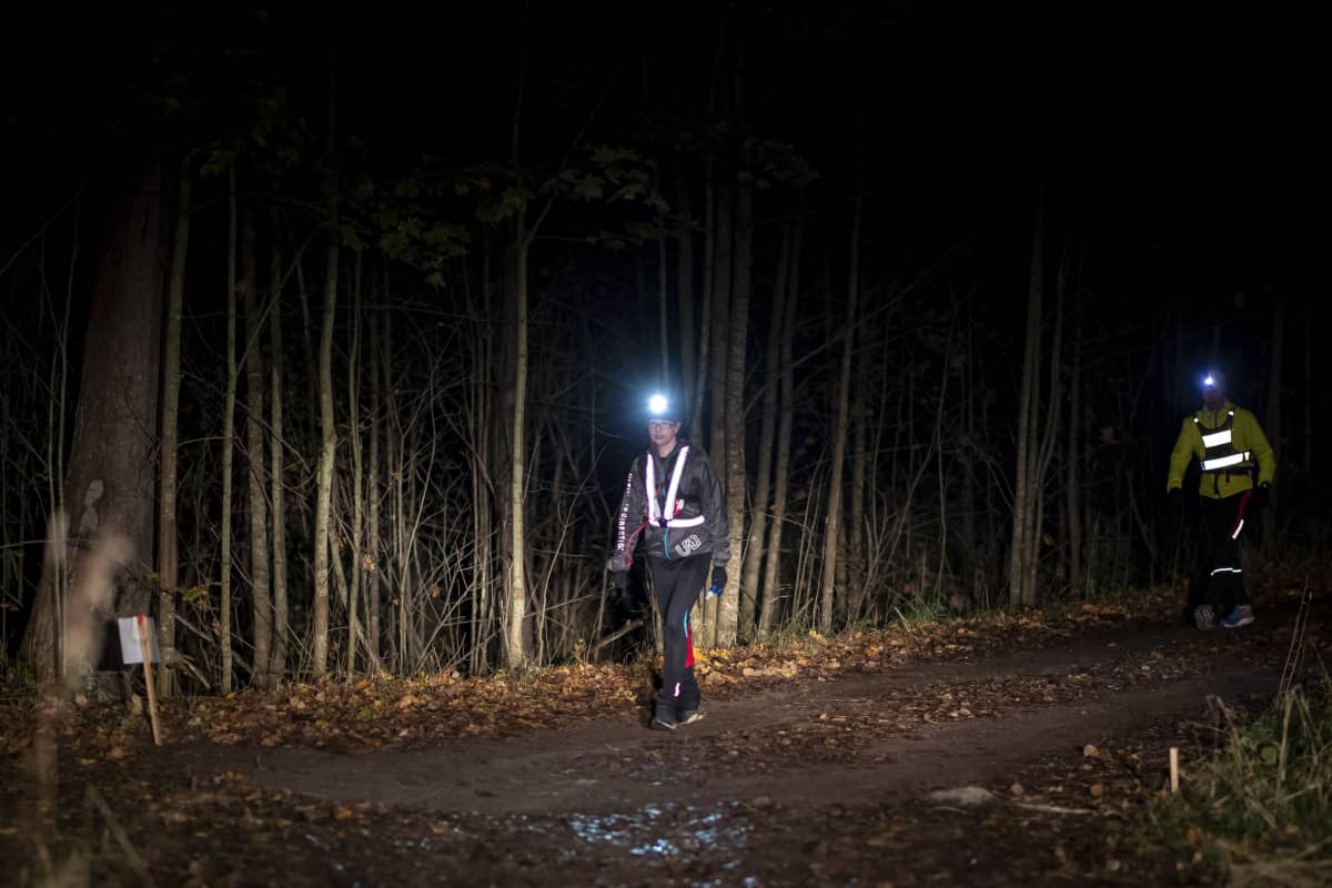 Kati Ahokas juoksee pimeässä