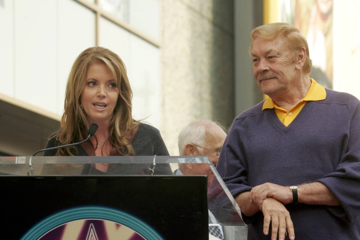 Jeanie ja Jerry Buss kuvattuna vuonna 2006.