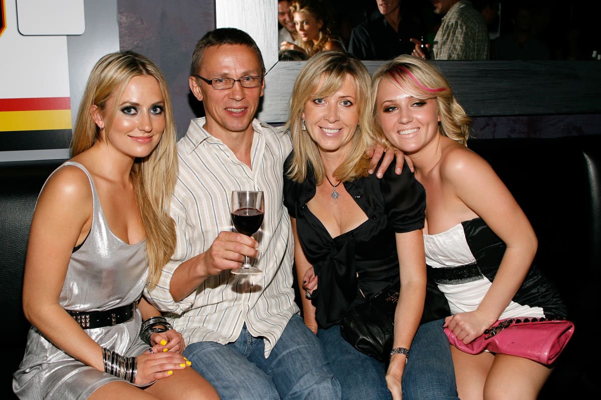 Igor Larionov juhlisti pääsyään jääkiekon Hall of Fameen vaimonsa Jelenan (toinen oik.) ja tyttäriensä Dianan (vas.) ja Aljonkan (oik.) kanssa. Tyttäret asuvat nykyisin Iso-Britanniassa ja Yhdysvalloissa, vaimo Jelena Igor Larionovin kanssa Moskovassa.
