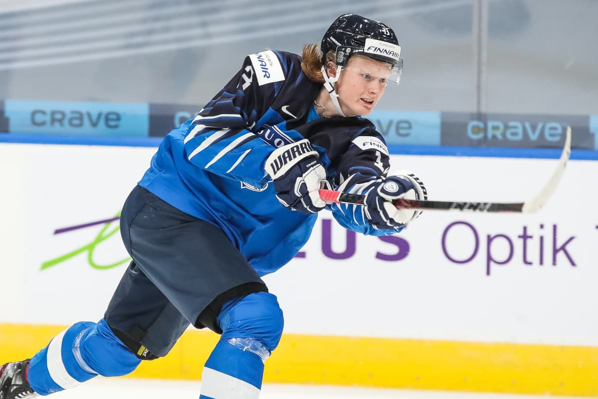 Roby Järventie laukoo.