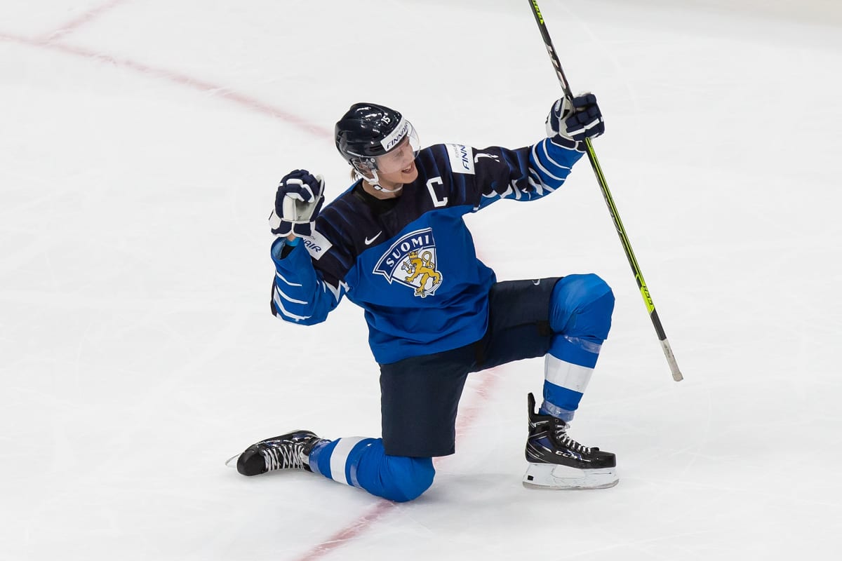 Anton Lundell tuulettaa tasoitusosumaa puolivälierässä Ruotsia vastaan.