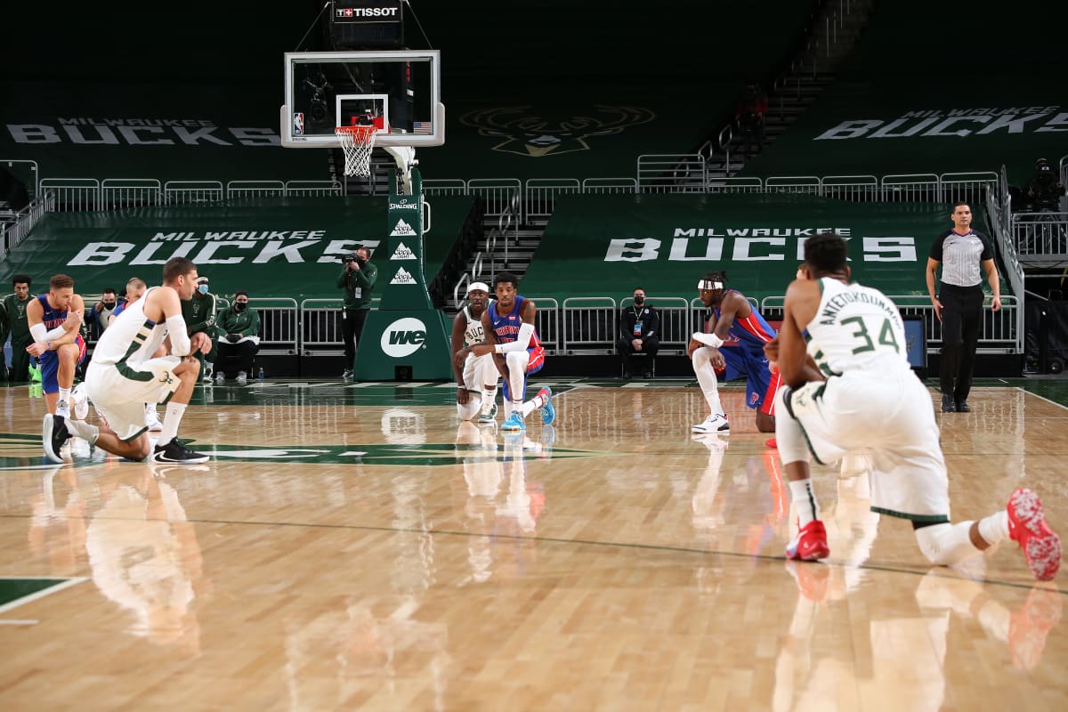 NBA:n supertähti Giannis Antetokounmpo syötti pallon tahallaan ulos kentältä, ja kaikki kentällä olleet kymmenen pelaajaa polvistuivat.