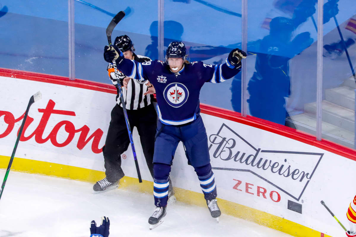 Patrik Laine tuulettaa.