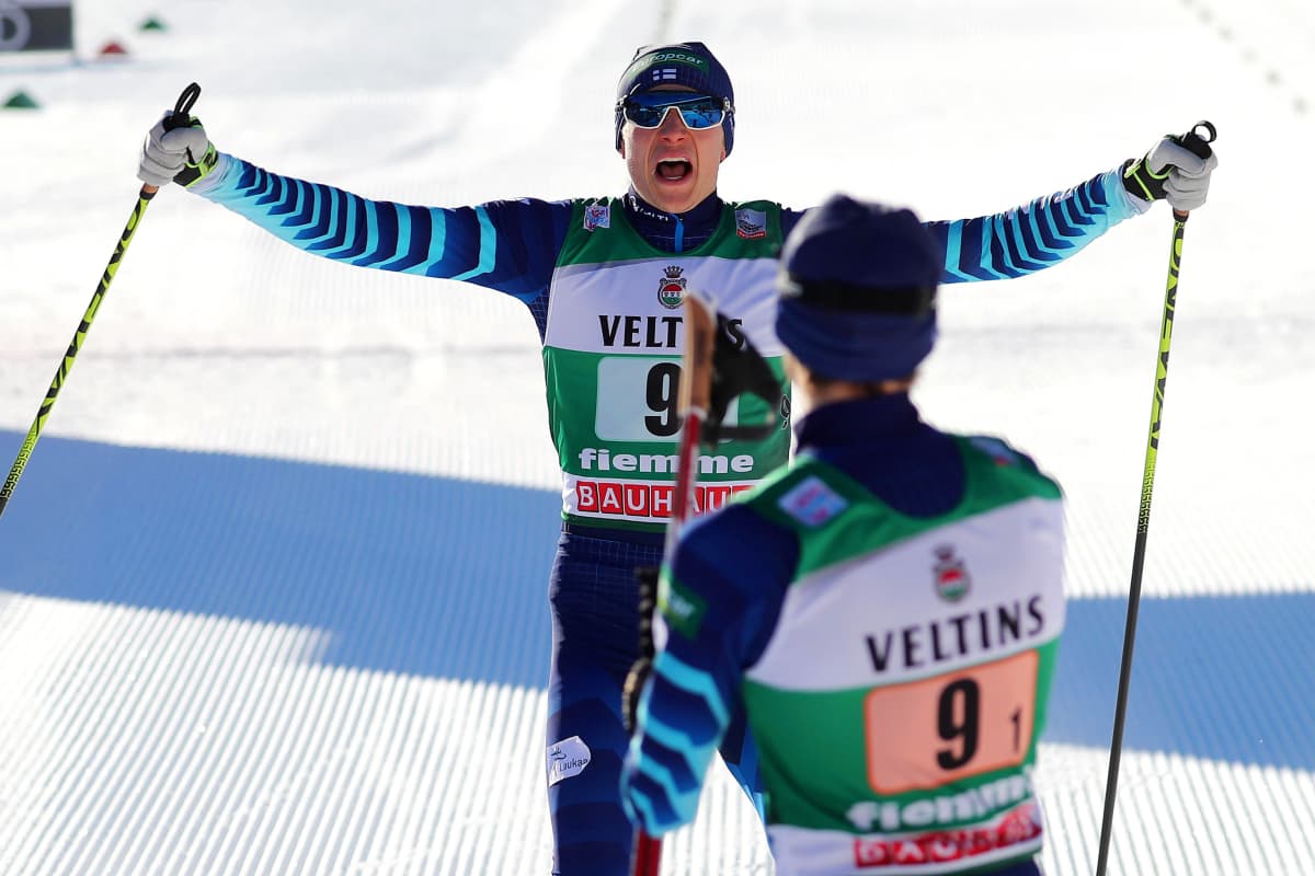 Eero Hirvonen tuulettaa railakkaasti tuotuaan Suomen kolmanneksi parisprintissä Val di Fiemmessä. Ilkka Herola tulossa halaamaan joukkuekaveriaan.