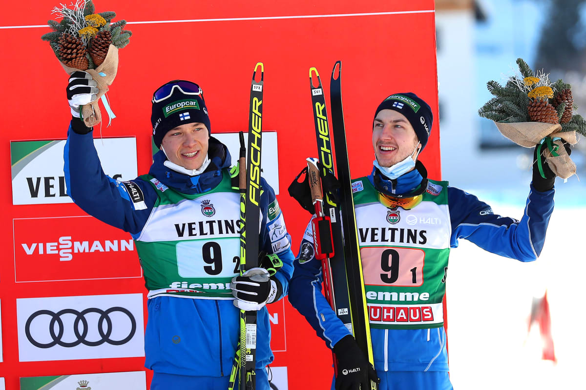 Eero Hirvonen ja Ilkka Herola tuulettavat palkintokorokkeella Val di Fiemmen parisprintin kolmatta sijaa.